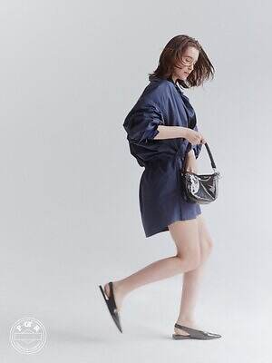 POTR“グロッシー”なハンドバッグ＆円筒型バッグ、鮮やかなピンクの裏地で｜写真16