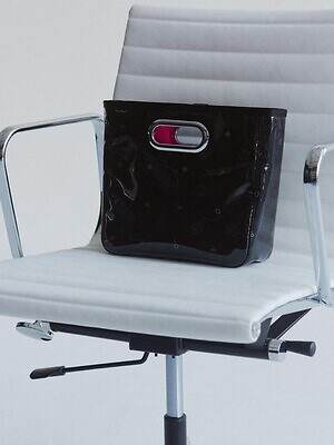 POTR“グロッシー”なハンドバッグ＆円筒型バッグ、鮮やかなピンクの裏地で｜写真3