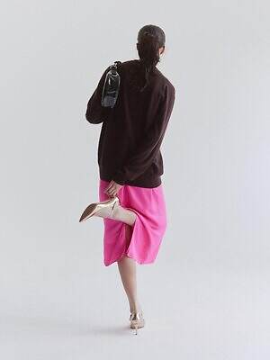 POTR“グロッシー”なハンドバッグ＆円筒型バッグ、鮮やかなピンクの裏地で｜写真24