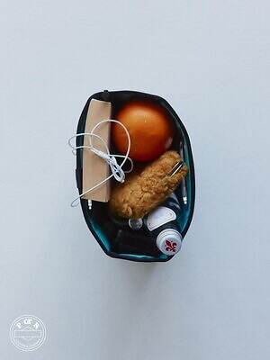 POTR“グロッシー”なハンドバッグ＆円筒型バッグ、鮮やかなピンクの裏地で｜写真21