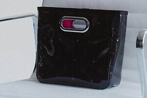 POTR“グロッシー”なハンドバッグ＆円筒型バッグ、鮮やかなピンクの裏地で