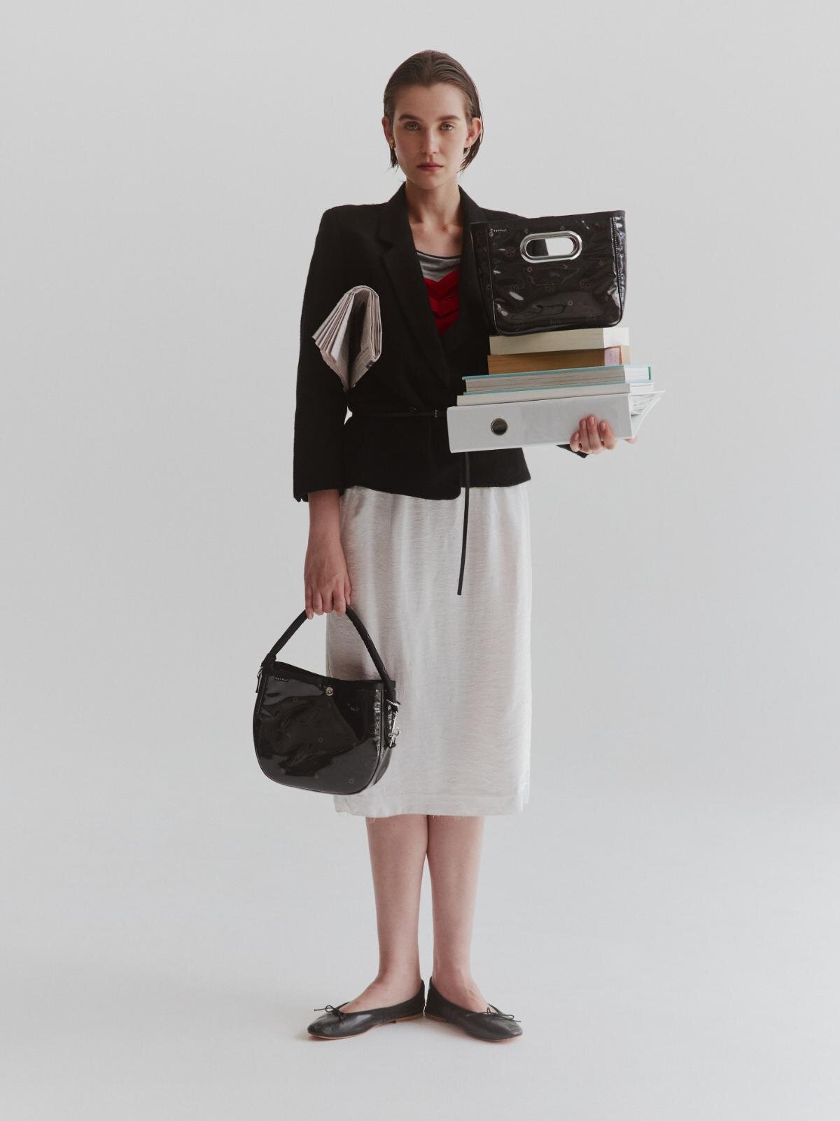 POTR“グロッシー”なハンドバッグ＆円筒型バッグ、鮮やかなピンクの裏地で｜写真26