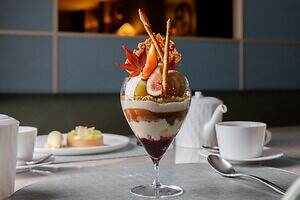 アルマーニ / カフェ 表参道「紅玉りんご×イチジク」の紅葉パフェ、赤ワインゼリーの大人な味わい