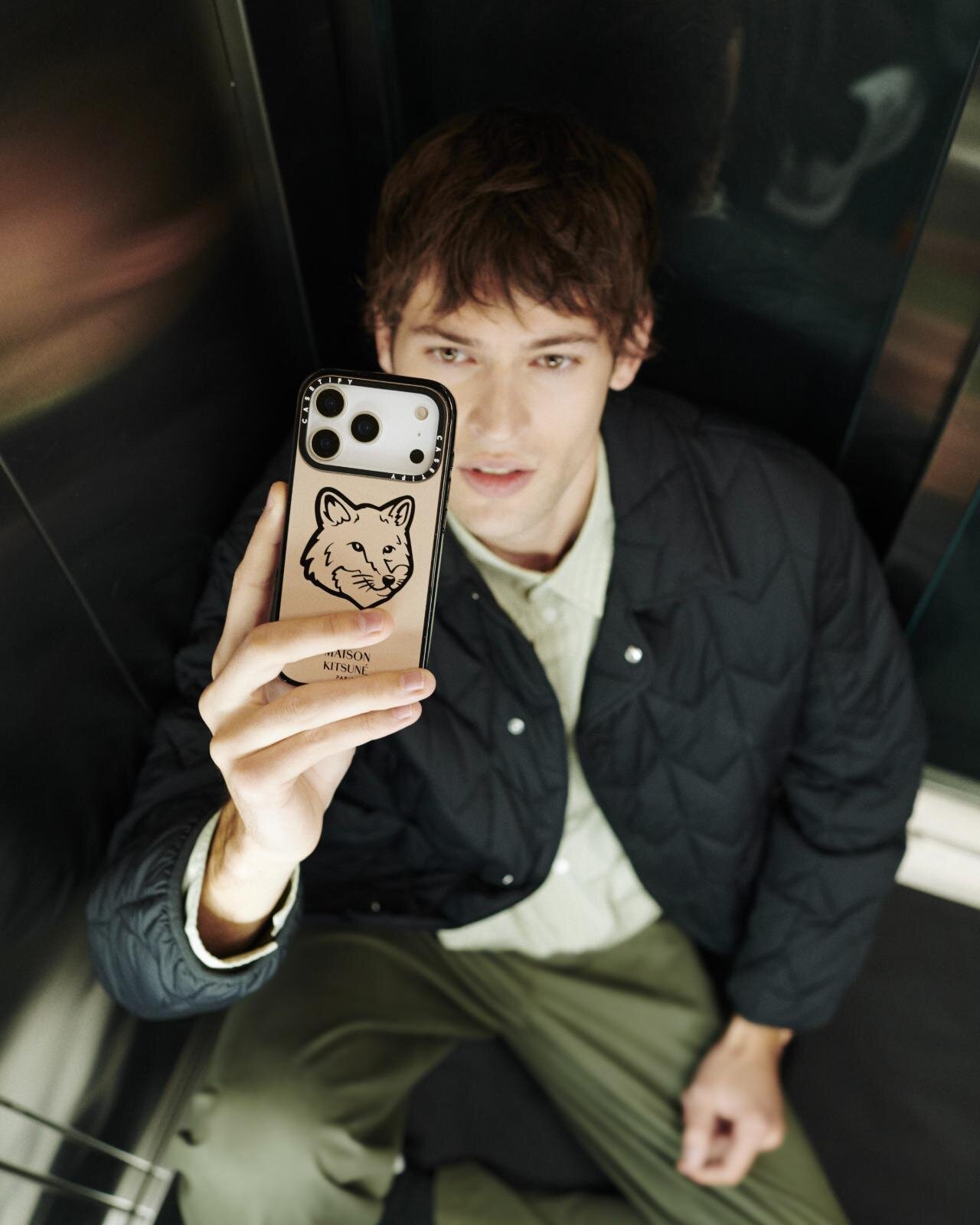 メゾン キツネ×ケースティファイのスマホケース、ステッカー風の“座禅を組む”フォックスなど｜写真58