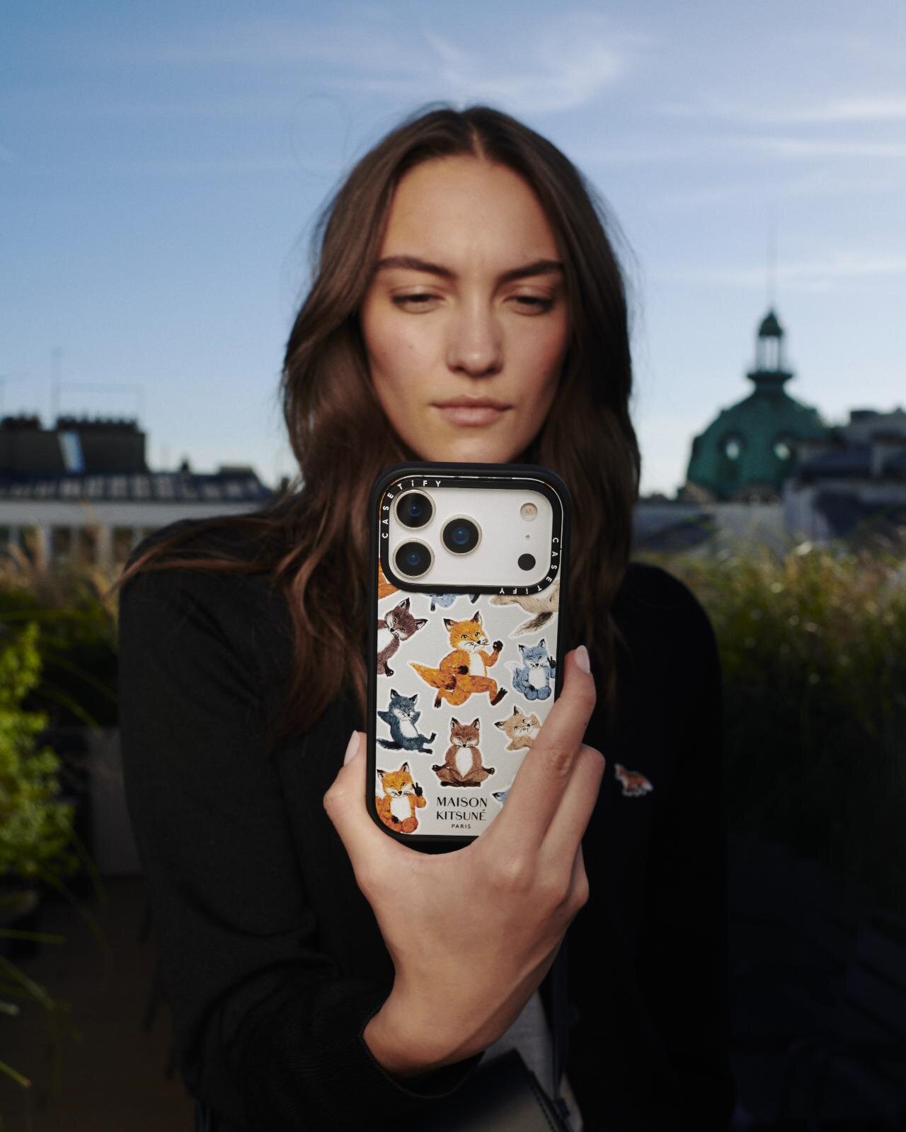 メゾン キツネ×ケースティファイのスマホケース、ステッカー風の“座禅を組む”フォックスなど｜写真48