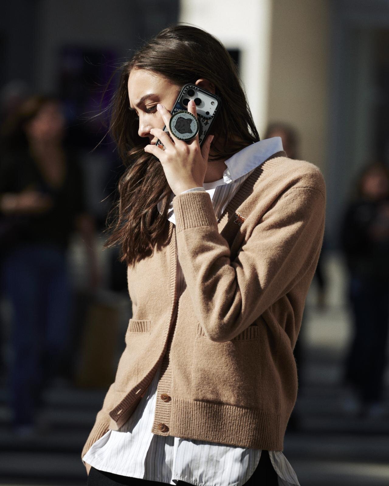 メゾン キツネ×ケースティファイのスマホケース、ステッカー風の“座禅を組む”フォックスなど｜写真59