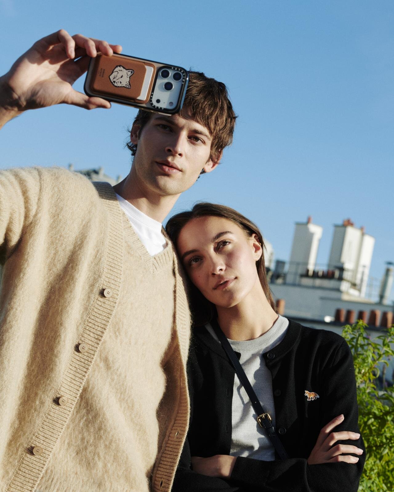 メゾン キツネ×ケースティファイのスマホケース、ステッカー風の“座禅を組む”フォックスなど｜写真49