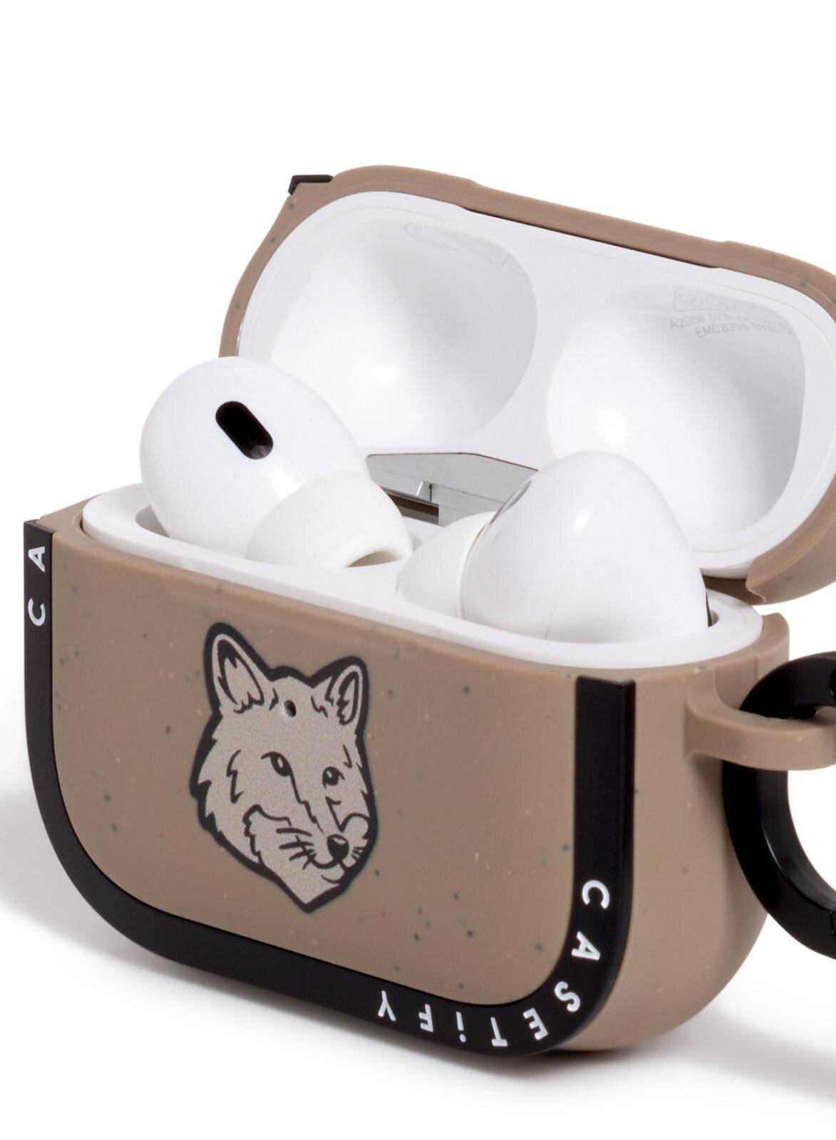 メゾン キツネ×ケースティファイのスマホケース、ステッカー風の“座禅を組む”フォックスなど｜写真27