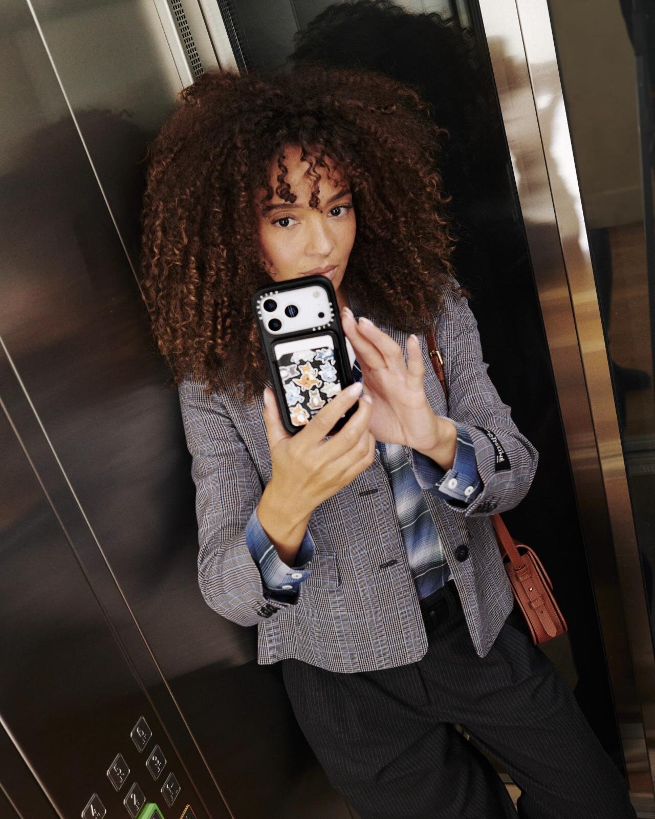 メゾン キツネ×ケースティファイのスマホケース、ステッカー風の“座禅を組む”フォックスなど｜写真46