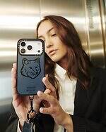 メゾン キツネ×ケースティファイのスマホケース、ステッカー風の“座禅を組む”フォックスなど｜写真57