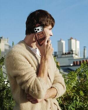 メゾン キツネ×ケースティファイのスマホケース、ステッカー風の“座禅を組む”フォックスなど｜写真50