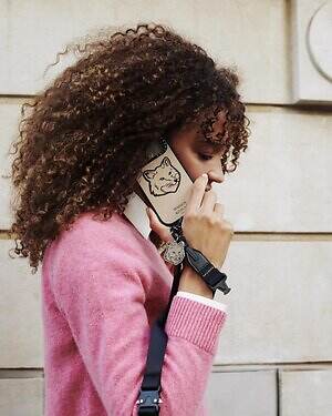 メゾン キツネ×ケースティファイのスマホケース、ステッカー風の“座禅を組む”フォックスなど｜写真56