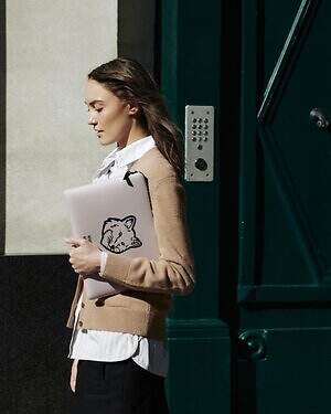 メゾン キツネ×ケースティファイのスマホケース、ステッカー風の“座禅を組む”フォックスなど｜写真54