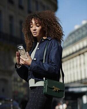 メゾン キツネ×ケースティファイのスマホケース、ステッカー風の“座禅を組む”フォックスなど｜写真60