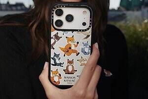 メゾン キツネ×ケースティファイのスマホケース、ステッカー風の“座禅を組む”フォックスなど