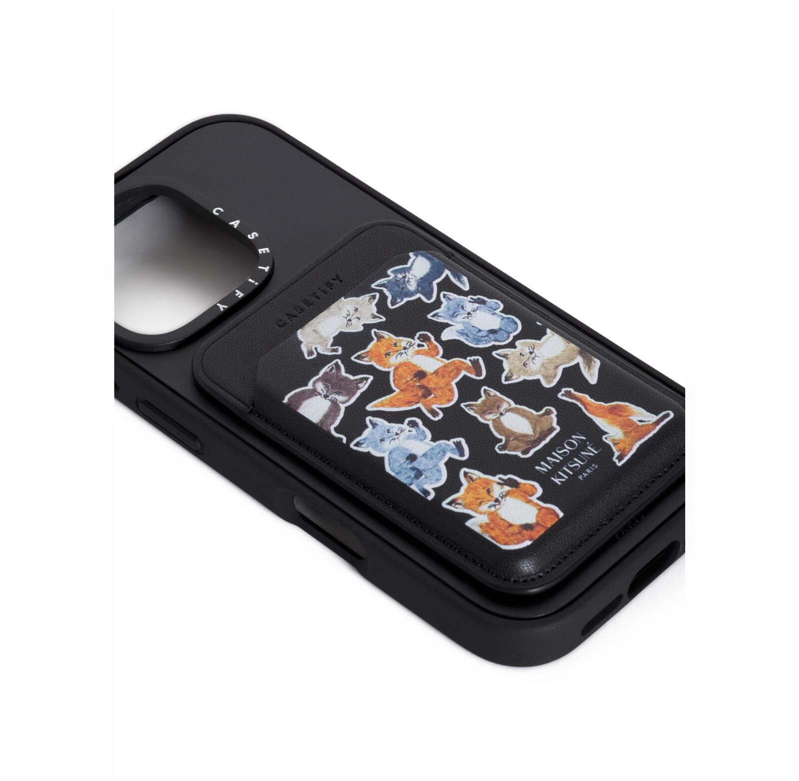メゾン キツネ×ケースティファイのスマホケース、ステッカー風の“座禅を組む”フォックスなど｜写真25
