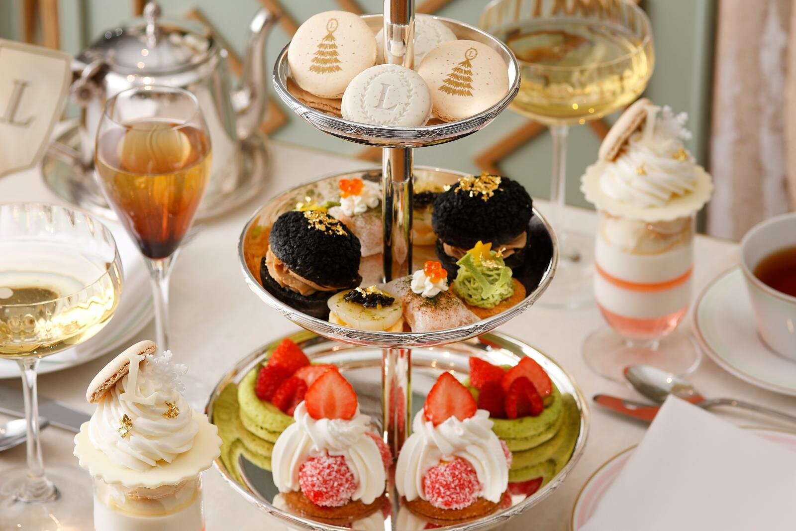 ラデュレ 日比谷店「クリスマス アフタヌーンティー」ツリー柄マカロン＆苺のサントノレなど