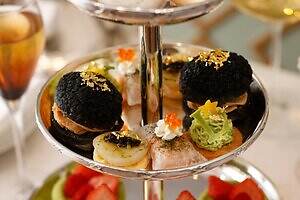 ラデュレ 日比谷店「クリスマス アフタヌーンティー」ツリー柄マカロン＆苺のサントノレなど｜写真2