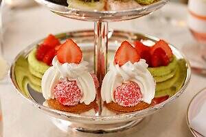 ラデュレ 日比谷店「クリスマス アフタヌーンティー」ツリー柄マカロン＆苺のサントノレなど｜写真3