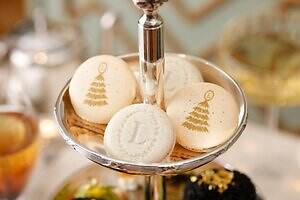 ラデュレ 日比谷店「クリスマス アフタヌーンティー」ツリー柄マカロン＆苺のサントノレなど｜写真1