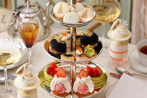 ラデュレ「クリスマス アフタヌーンティー」ツリー柄マカロン＆苺のサントノレ、豪華セイボリーも