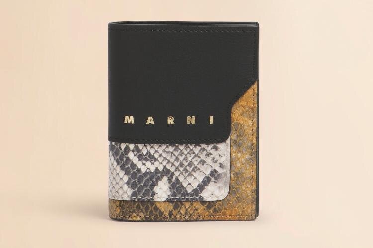 レザー製二つ折りウォレット 96,800円