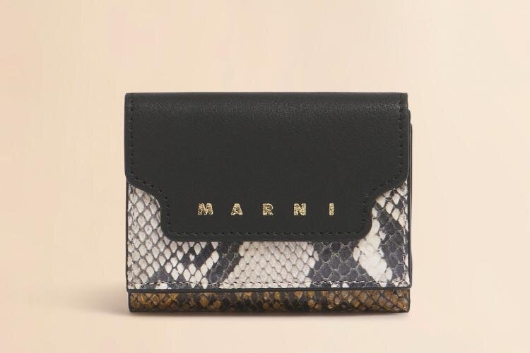 マルニから“パイソン“プリント＆黒レザーの切り替え財布、コンパクトな二つ折りと三つ折り｜写真4