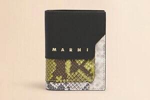 マルニから“パイソン“プリント＆黒レザーの切り替え財布、コンパクトな二つ折りと三つ折り｜写真1