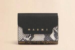 マルニから“パイソン“プリント＆黒レザーの切り替え財布、コンパクトな二つ折りと三つ折り｜写真4