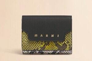 マルニから“パイソン“プリント＆黒レザーの切り替え財布、コンパクトな二つ折りと三つ折り｜写真3