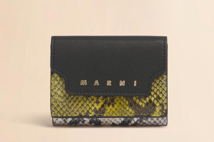 レザー製三つ折りウォレット 107,800円