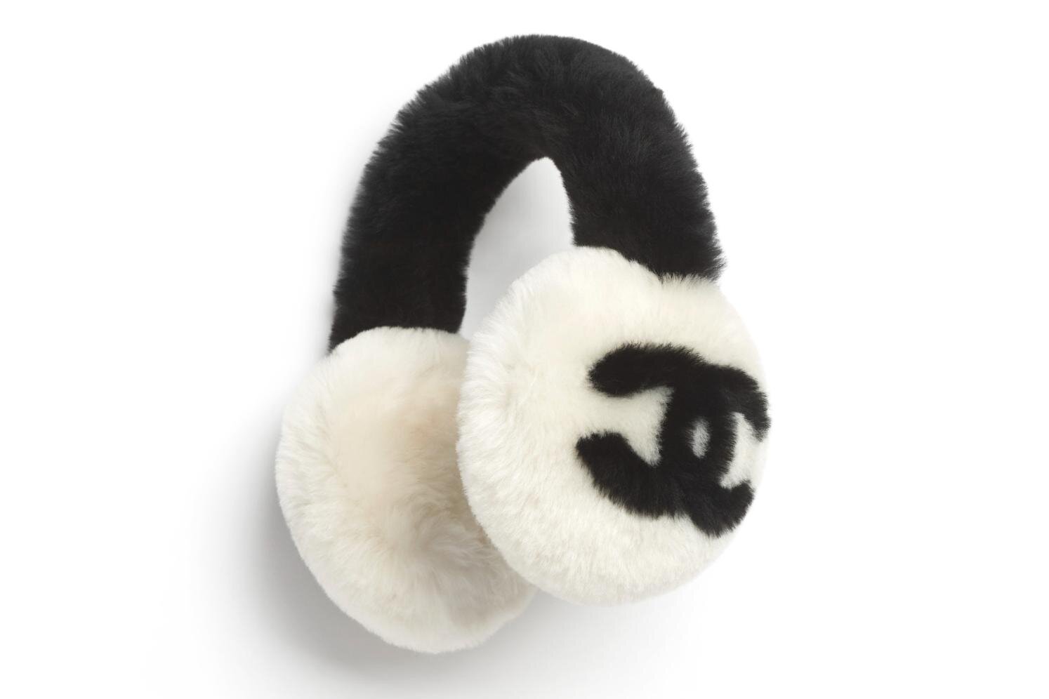 シャネルの冬を彩る「ココ ネージュ」ツイードのフラップバッグや“ダブルC”のイヤーマフ