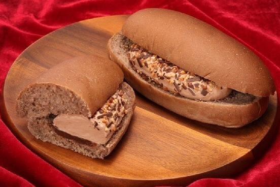 コラボレーション｜ローソン×トップス「チョコ尽くしスイーツ」チョコクリームシフォン＆ダブルクリーム入りコッペパン