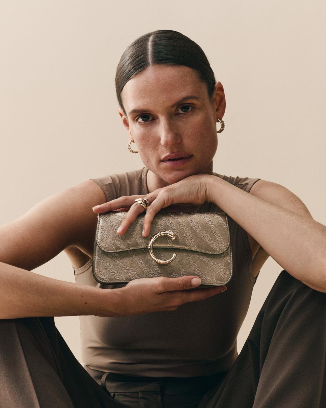 カルティエ“パンテールの斑点”ビーズ刺繍のミニチェーンバッグ、ラメ糸で爪を描くバッグも｜写真3