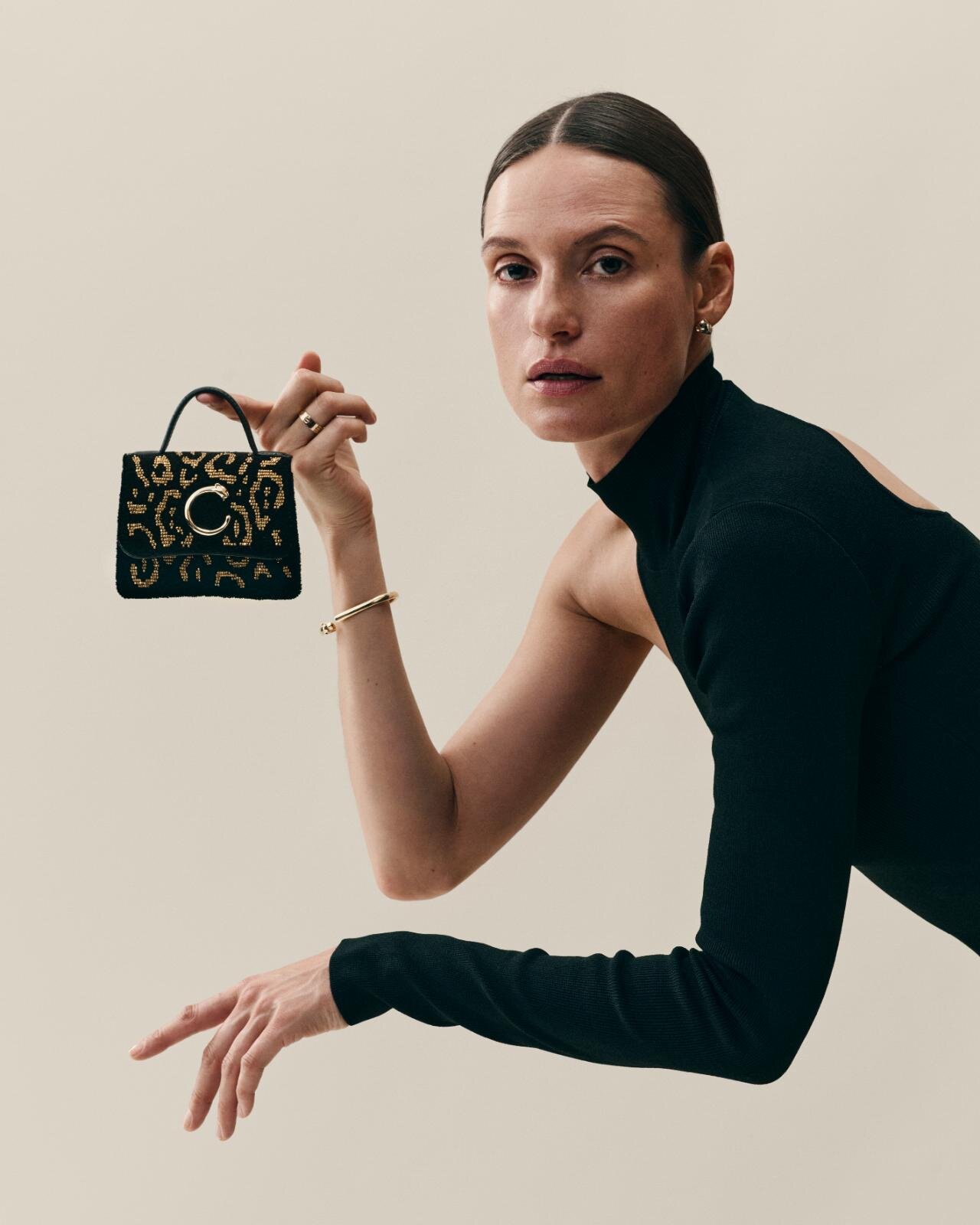 カルティエ“パンテールの斑点”ビーズ刺繍のミニチェーンバッグ、ラメ糸で爪を描くバッグも｜写真5