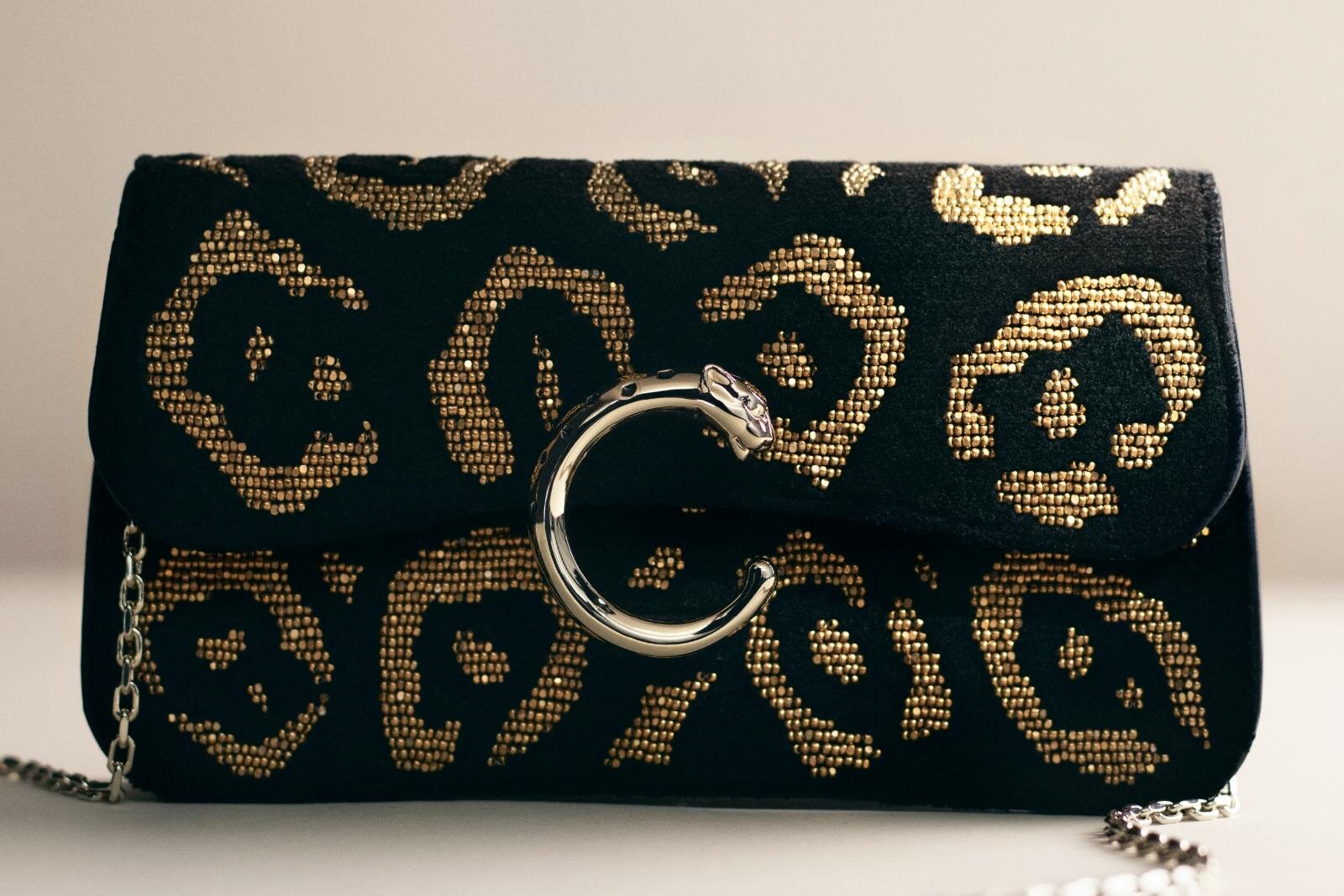 カルティエ“パンテールの斑点”ビーズ刺繍のミニチェーンバッグ、ラメ糸で爪を描くバッグも