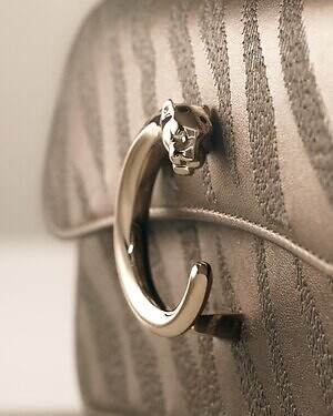 カルティエ“パンテールの斑点”ビーズ刺繍のミニチェーンバッグ、ラメ糸で爪を描くバッグも｜写真11