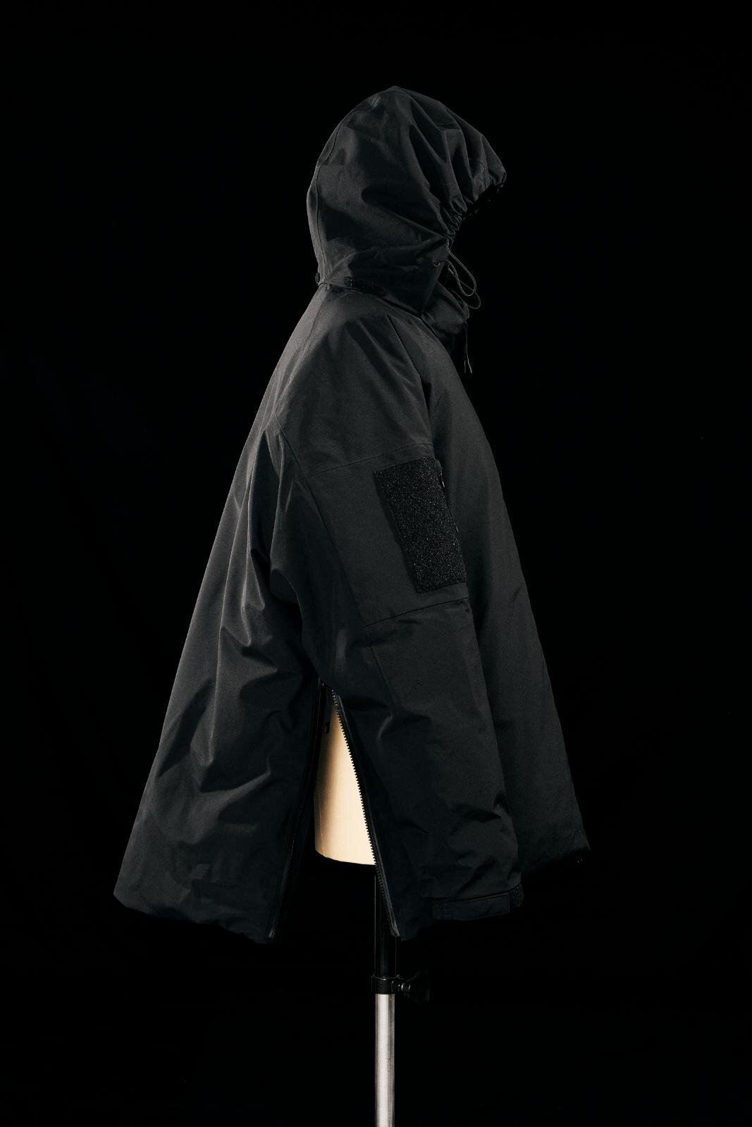 コム デ ギャルソン・オム × ゴールドウインのダウンジャケット、悪天候でもあたたかく快適な着心地｜写真7