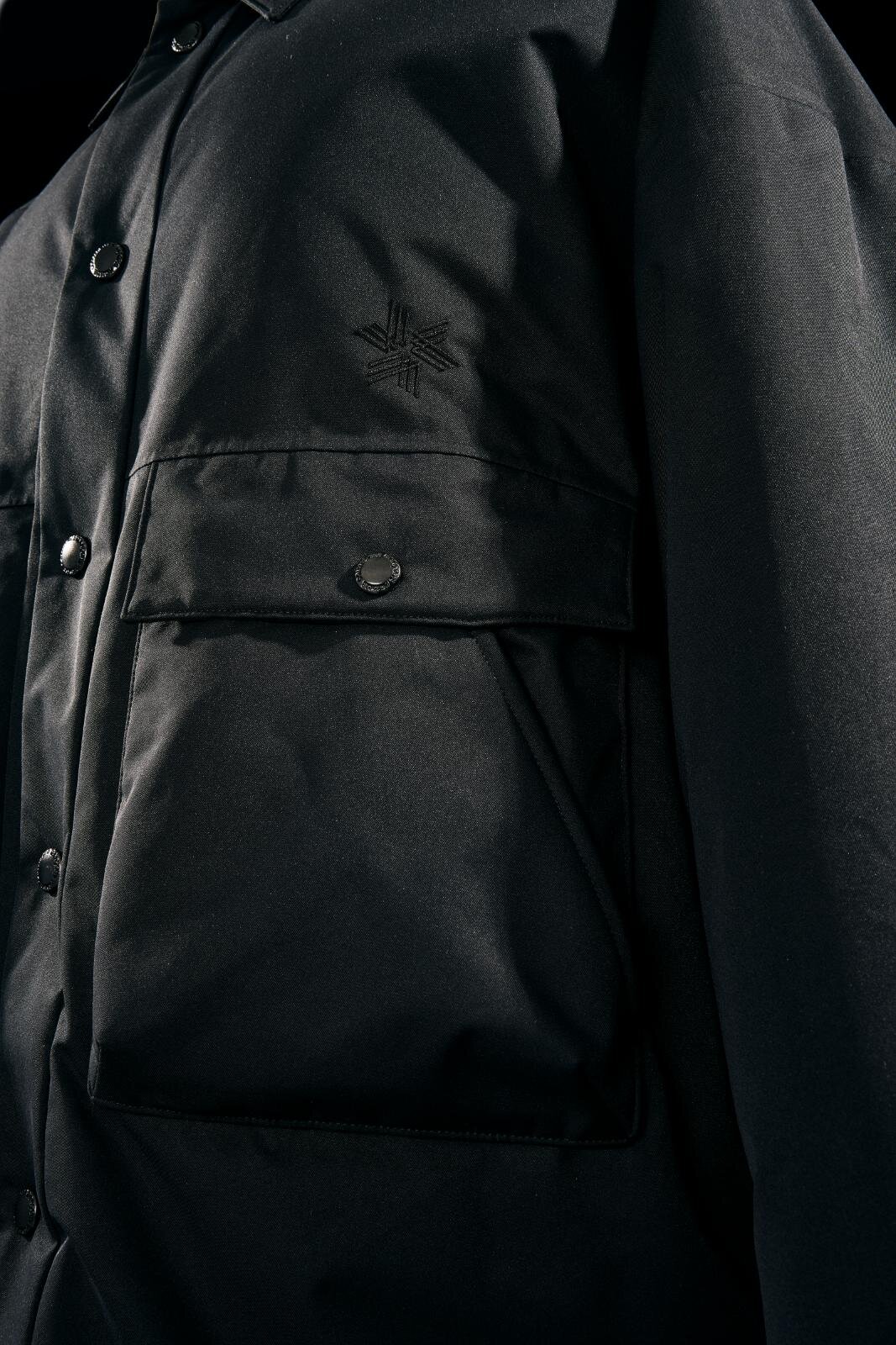 コム デ ギャルソン・オム × ゴールドウインのダウンジャケット、悪天候でもあたたかく快適な着心地｜写真9