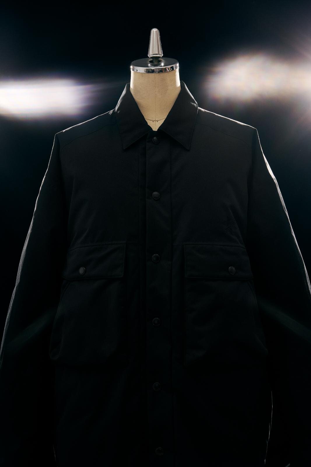 コム デ ギャルソン・オム × ゴールドウインのダウンジャケット、悪天候でもあたたかく快適な着心地｜写真2