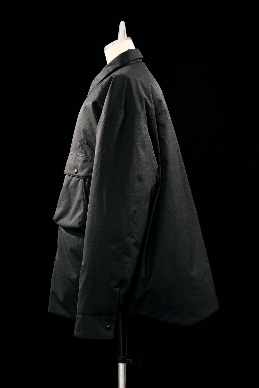 コム デ ギャルソン・オム × ゴールドウインのダウンジャケット、悪天候でもあたたかく快適な着心地｜写真10