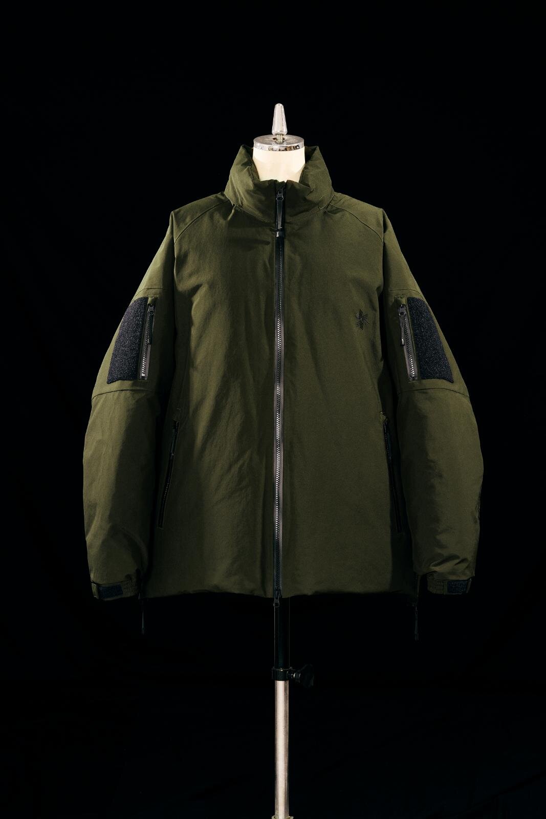 コム デ ギャルソン・オム × ゴールドウインのダウンジャケット、悪天候でもあたたかく快適な着心地｜写真4