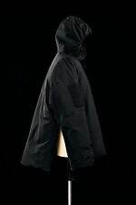 コム デ ギャルソン・オム × ゴールドウインのダウンジャケット、悪天候でもあたたかく快適な着心地｜写真7