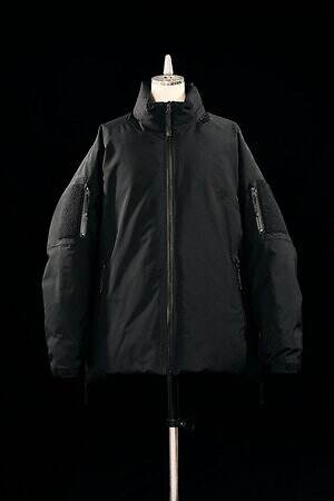 コム デ ギャルソン・オム × ゴールドウインのダウンジャケット、悪天候でもあたたかく快適な着心地｜写真5