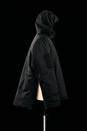 コム デ ギャルソン・オム × ゴールドウインのダウンジャケット、悪天候でもあたたかく快適な着心地｜写真7