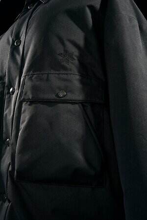 コム デ ギャルソン・オム × ゴールドウインのダウンジャケット、悪天候でもあたたかく快適な着心地｜写真9