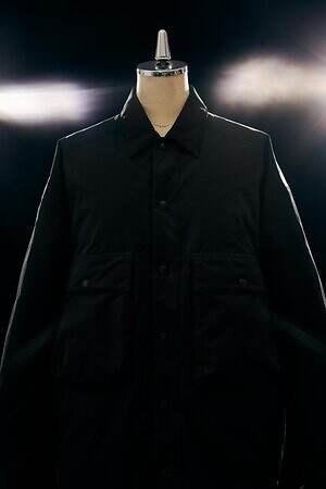 コム デ ギャルソン・オム × ゴールドウインのダウンジャケット、悪天候でもあたたかく快適な着心地｜写真2