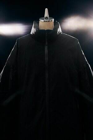 コム デ ギャルソン・オム × ゴールドウインのダウンジャケット、悪天候でもあたたかく快適な着心地｜写真1