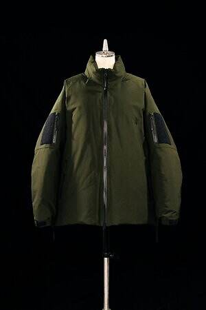 コム デ ギャルソン・オム × ゴールドウインのダウンジャケット、悪天候でもあたたかく快適な着心地｜写真4