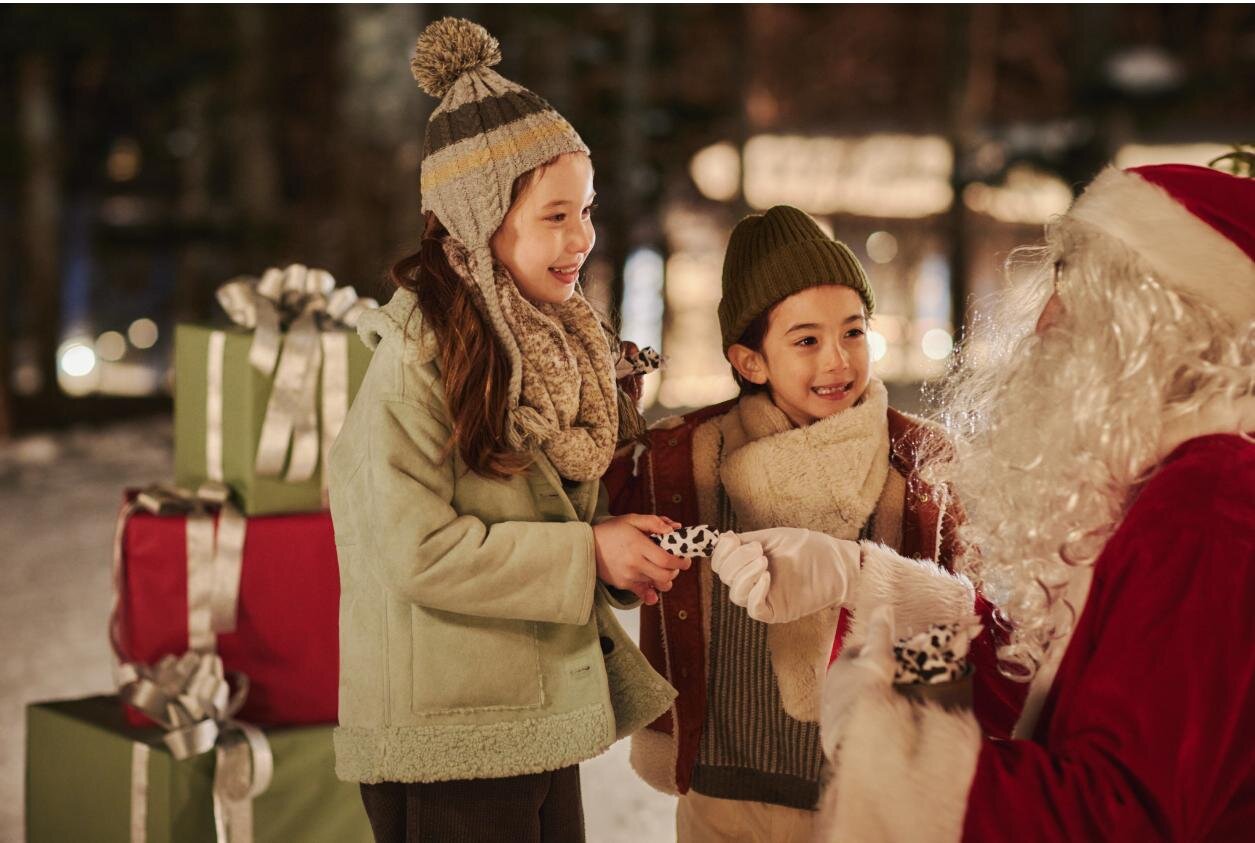 星野リゾート リゾナーレトマムのクリスマスマーケット、ファームの“牛乳瓶ランプ”飾ったツリー｜写真5